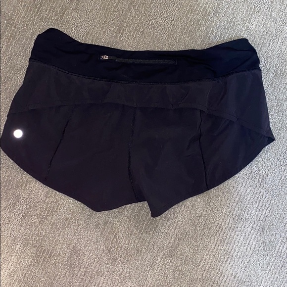size 8 lululemon speed up shorts 2.5 inch - Picture 2 of 5